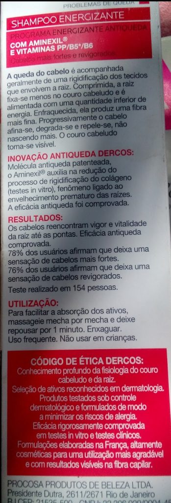 Indivíduo com uma garrafa de shampoo na mão, enfatizando a textura e a embalagem do produto.