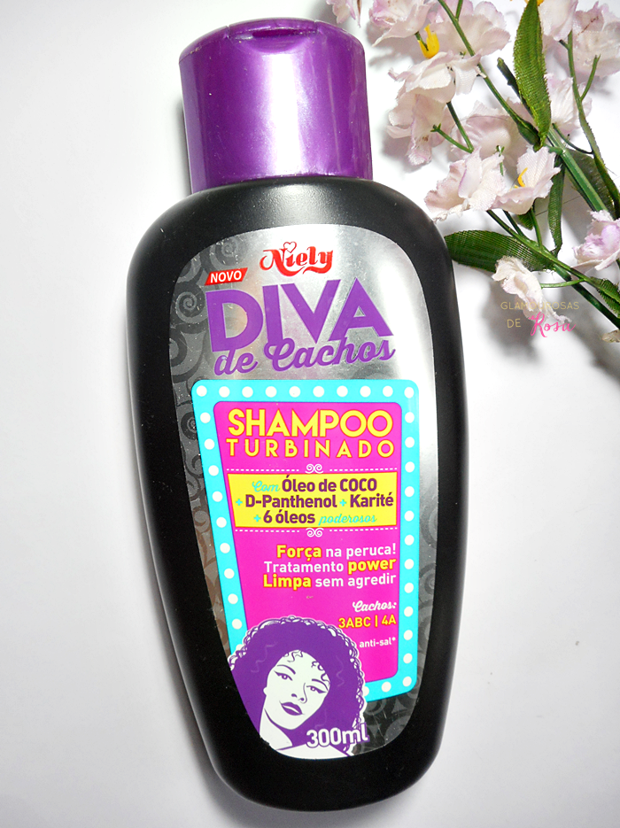 Frasco de shampoo com uma flor ao fundo, destacando a beleza e frescor do produto.