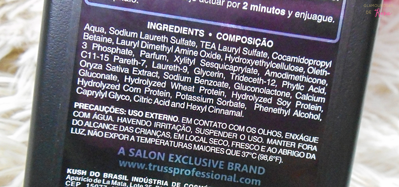 Rótulo em close de um produto para cuidados capilares, destacando informações e ingredientes essenciais.