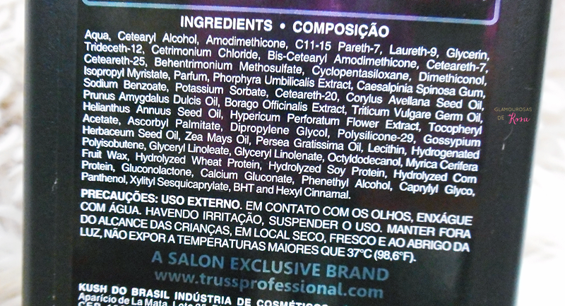 Frasco de produto para cuidados capilares, exibindo claramente os ingredientes na embalagem.